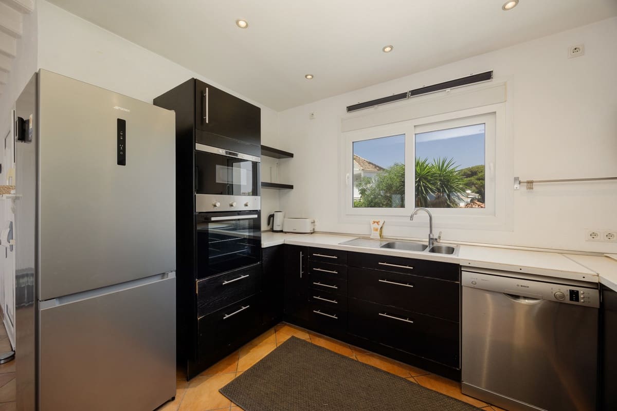 4 bedroom Villa for sale in Costabella - € 1,195,000 (Ref: 9153498)