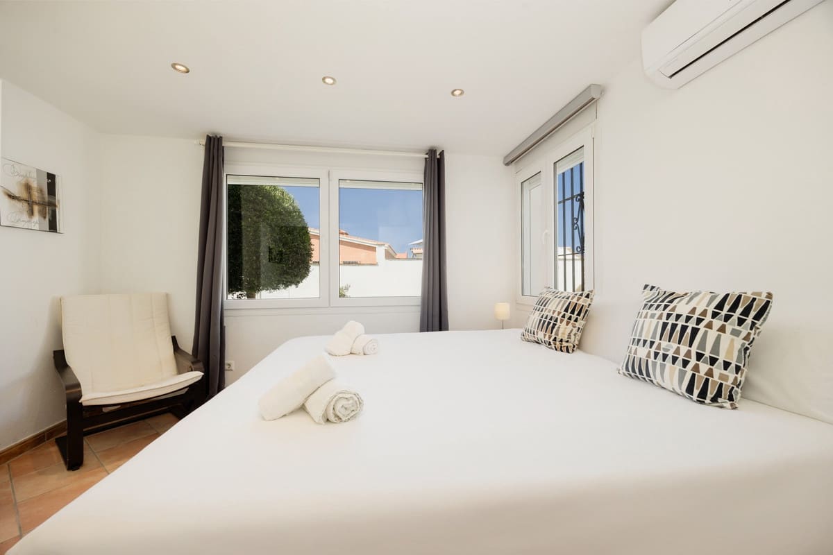 4 bedroom Villa for sale in Costabella - € 1,195,000 (Ref: 9153498)