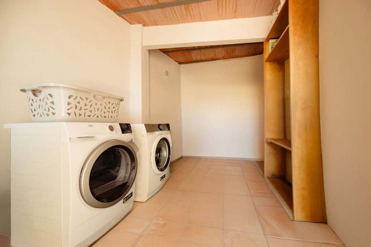 4 bedroom Villa for sale in Costabella - € 1,195,000 (Ref: 9153498)