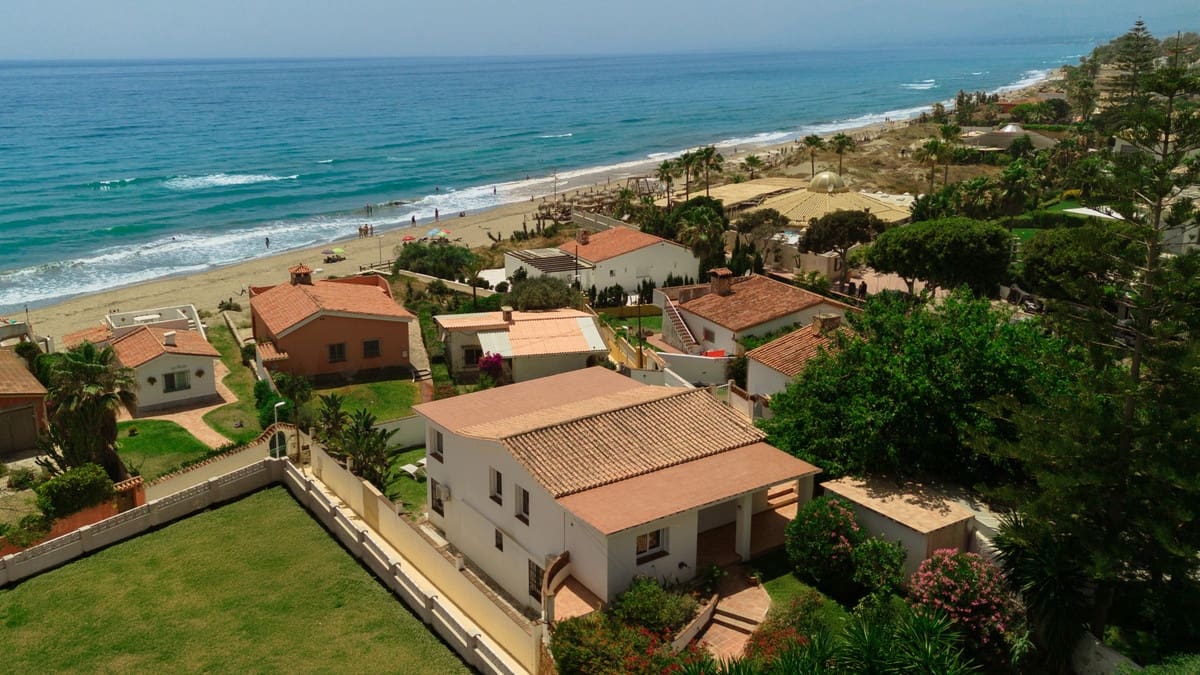 4 bedroom Villa for sale in Costabella - € 1,195,000 (Ref: 9153498)