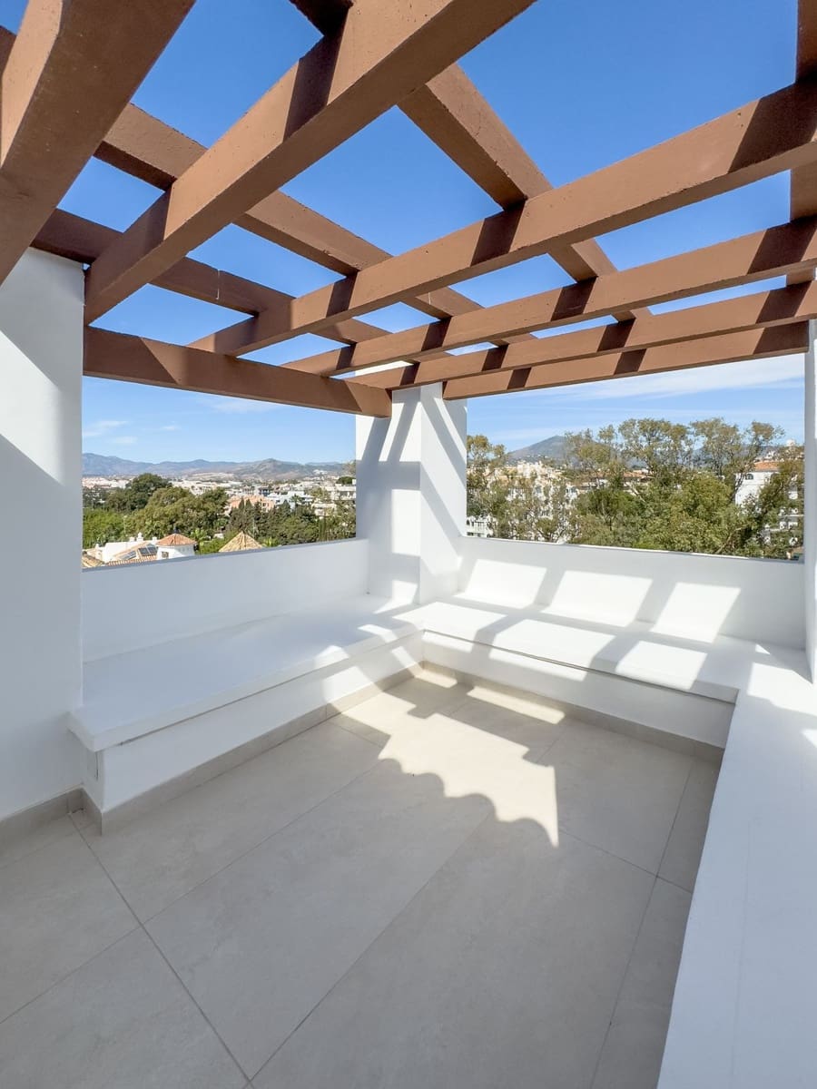 Apartamento de 2 habitaciones en Puerto Banus en venta - 1.200.000 € (Ref: 9158307)