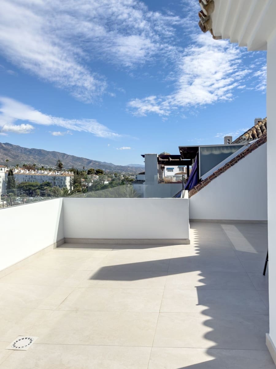 Apartamento de 2 habitaciones en Puerto Banus en venta - 1.200.000 € (Ref: 9158307)