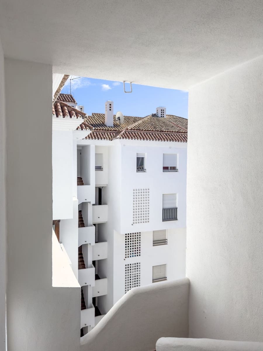 Apartamento de 2 habitaciones en Puerto Banus en venta - 1.200.000 € (Ref: 9158307)