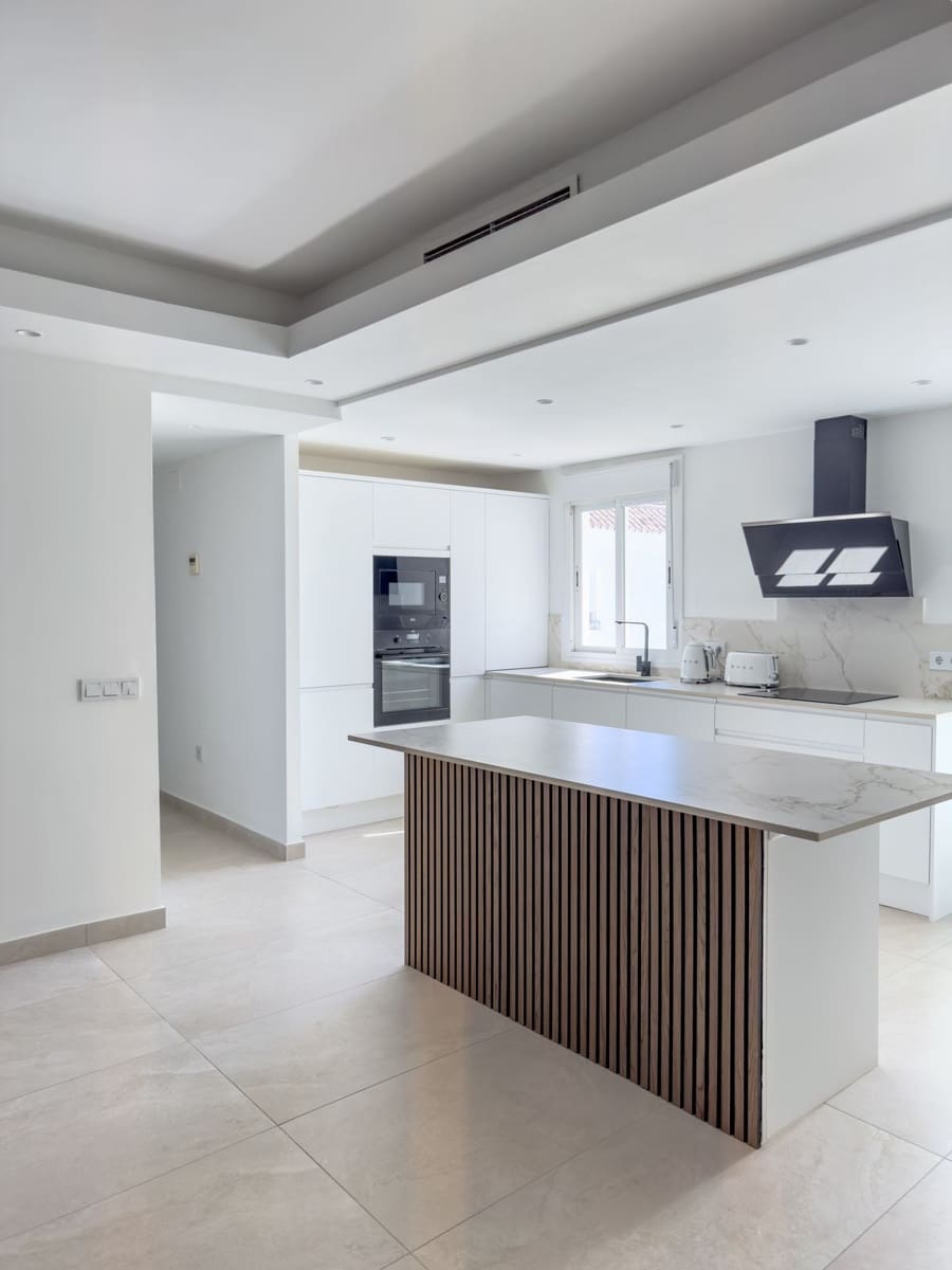 2 bedroom Apartment for sale in Puerto Banus - € 1,200,000 (Ref: 9158307)