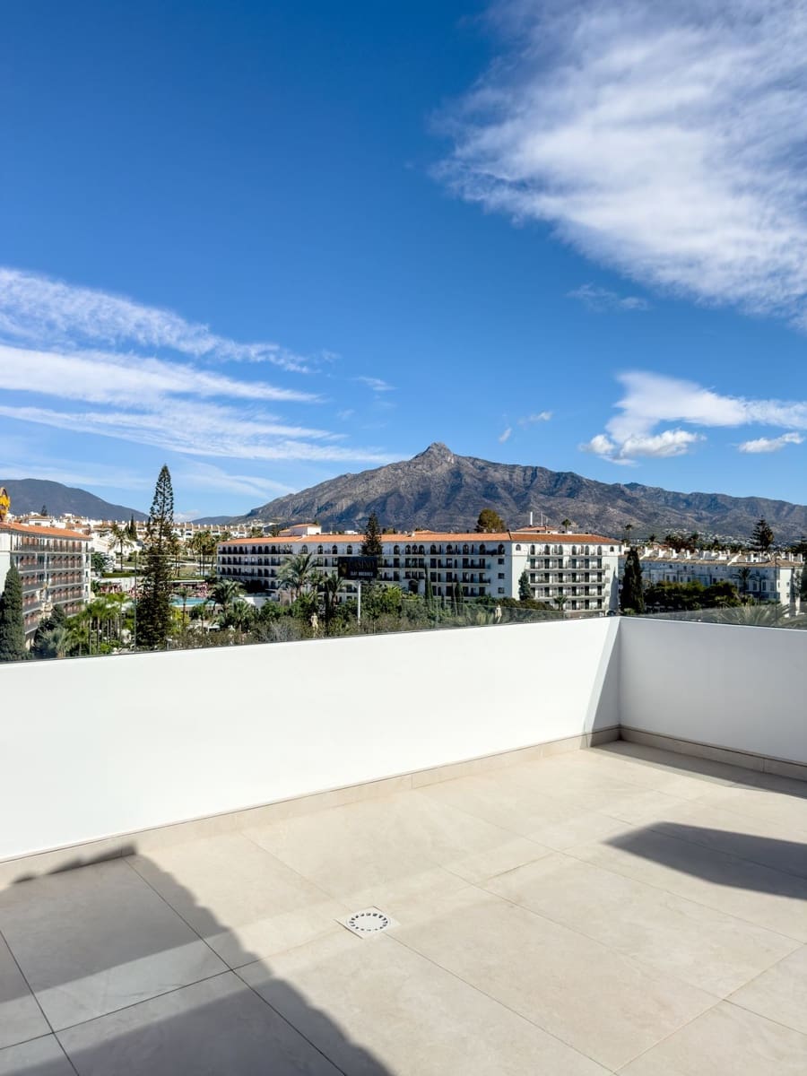 2 bedroom Apartment for sale in Puerto Banus - € 1,200,000 (Ref: 9158307)