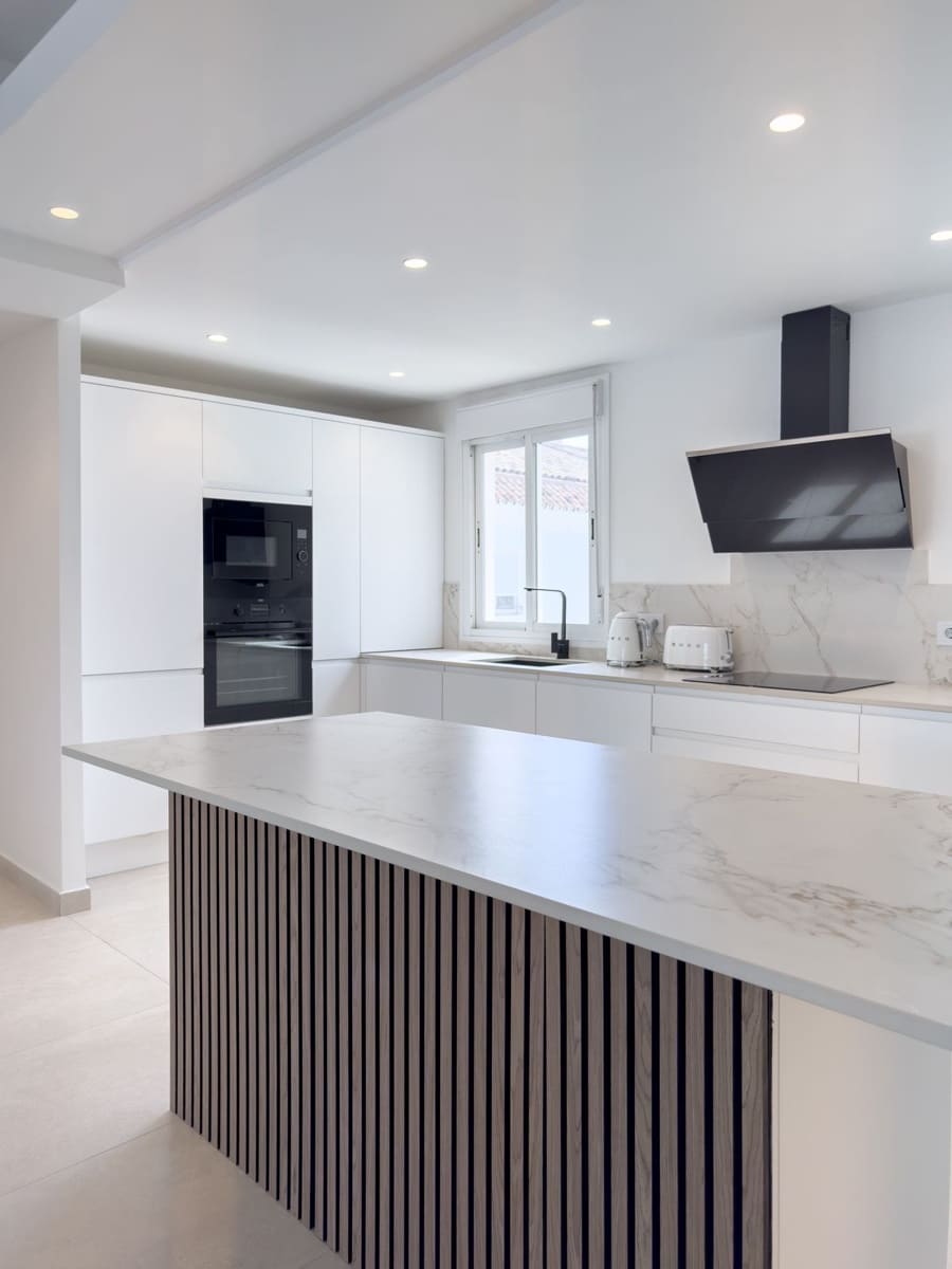 2 bedroom Apartment for sale in Puerto Banus - € 1,200,000 (Ref: 9158307)