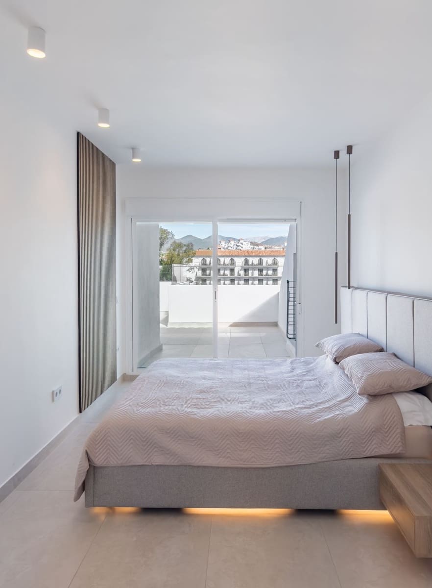 2 bedroom Apartment for sale in Puerto Banus - € 1,200,000 (Ref: 9158307)