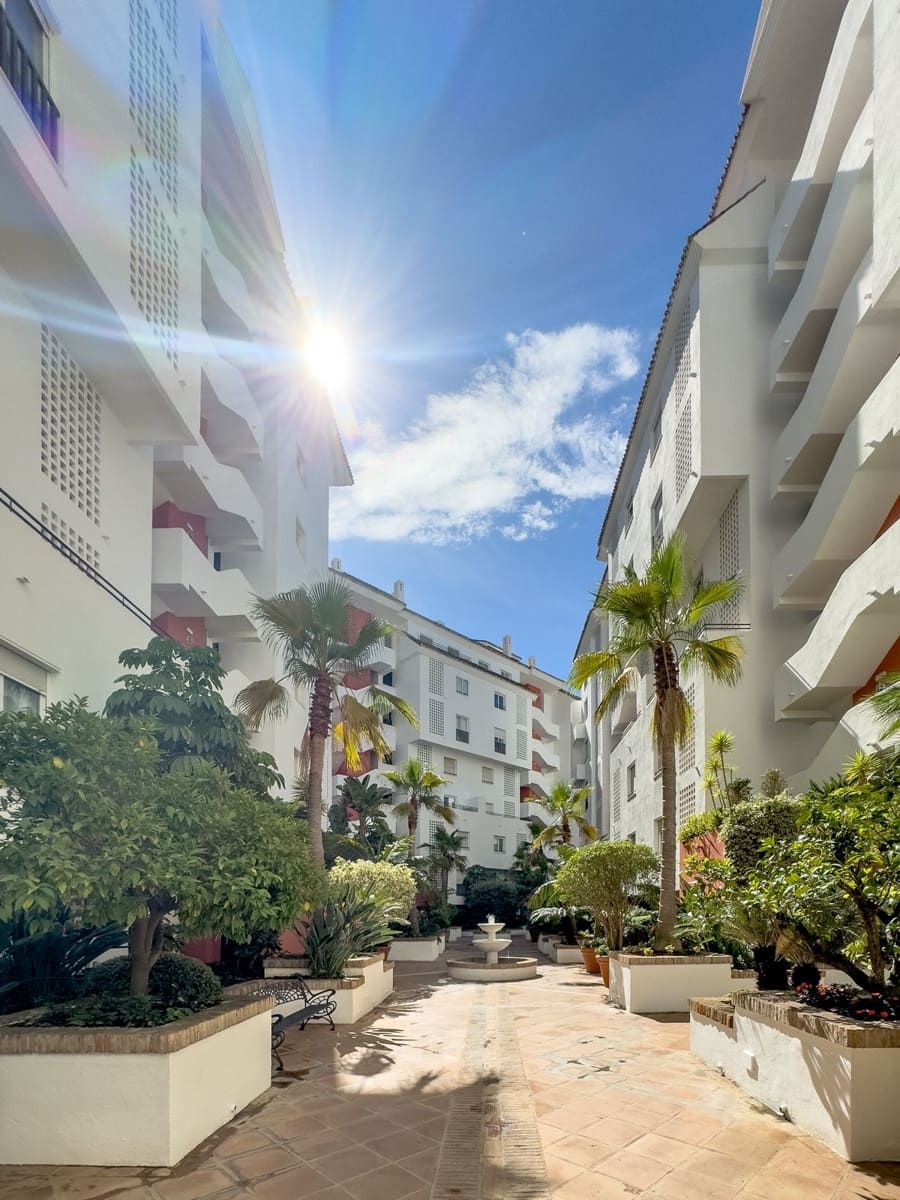 2 bedroom Apartment for sale in Puerto Banus - € 1,200,000 (Ref: 9158307)