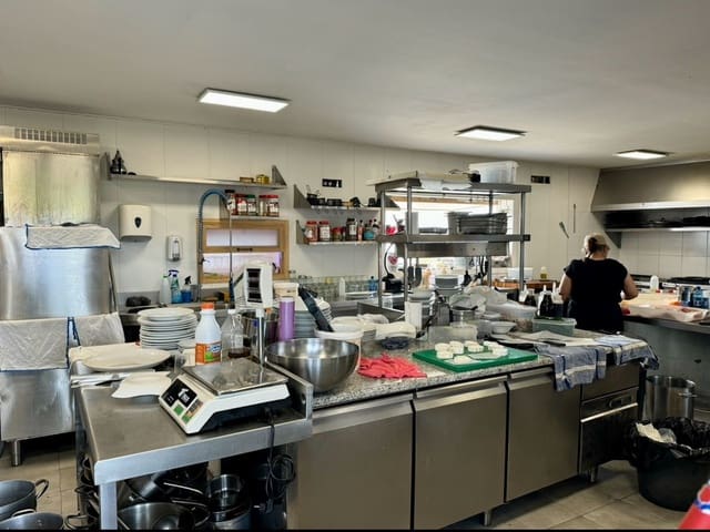 Erhverv til salg i Estepona - € 5.850.000 (Ref: 9201966)