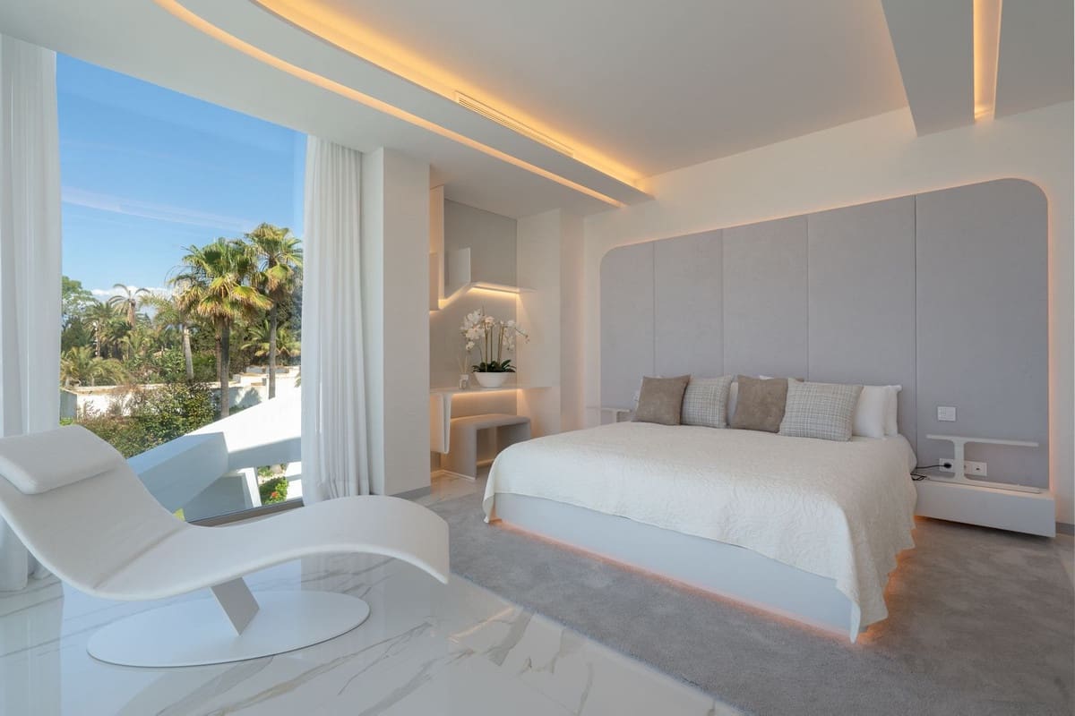 6 bedroom Villa for sale in Los Monteros with garage - € 11,950,000 (Ref: 9310207)