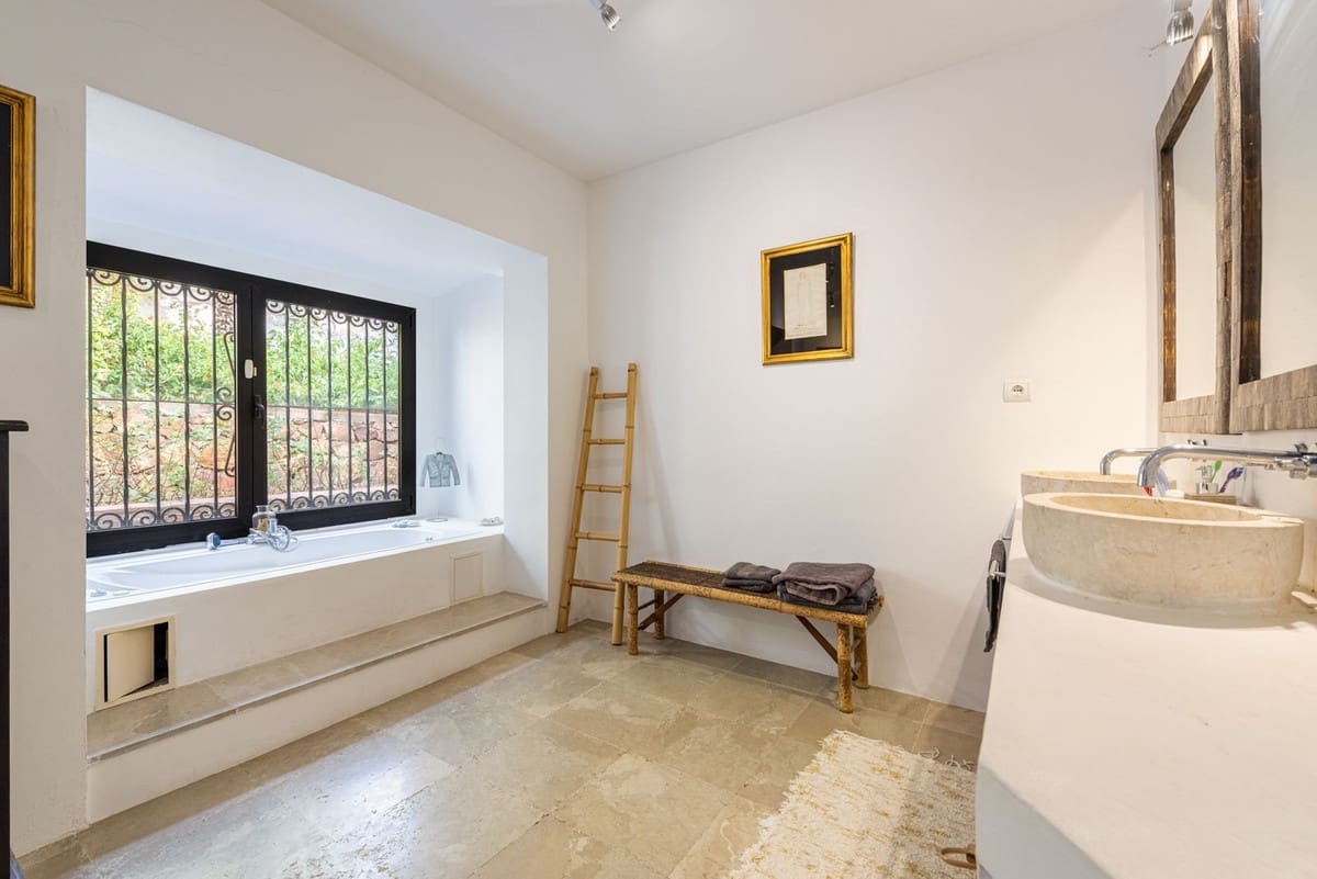 3 bedroom Villa for sale in Manilva with garage - € 1,285,000 (Ref: 9317071)