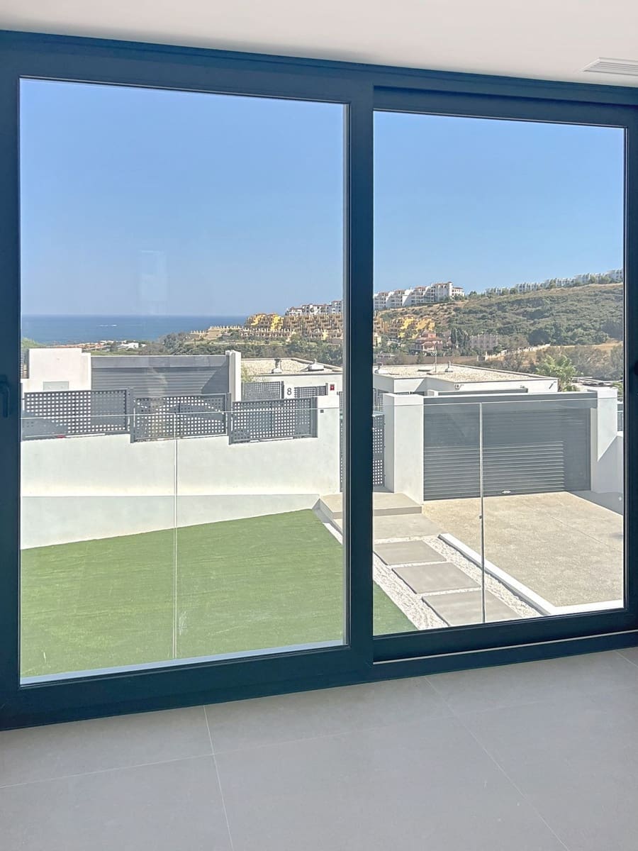 4 bedroom Villa for sale in Manilva - € 1,395,000 (Ref: 9317073)