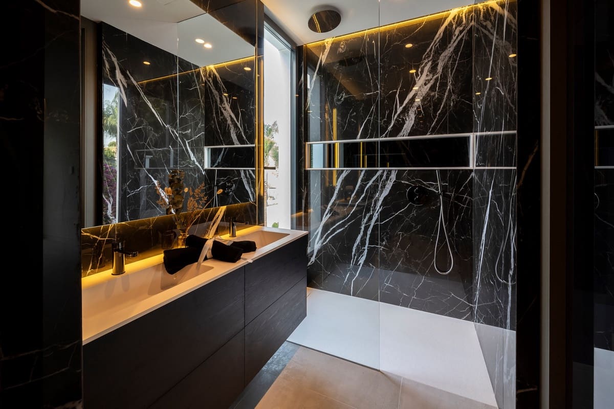 6 slaapkamer Villa te koop in El Paraiso met garage - € 6.800.000 (Ref: 9325763)