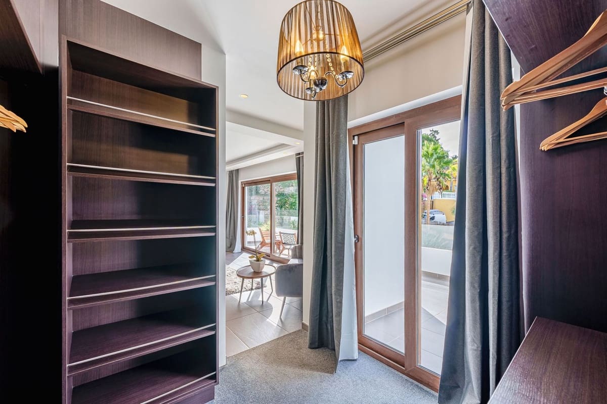 5 makuuhuone Huvila myytävänä paikassa El Rosario mukana 
autotalli - 2 499 000 € (Ref: 9334271)