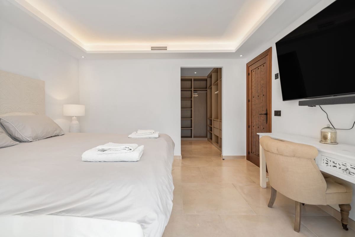 4 bedroom Villa for sale in Marbesa - € 2,499,000 (Ref: 9334272)