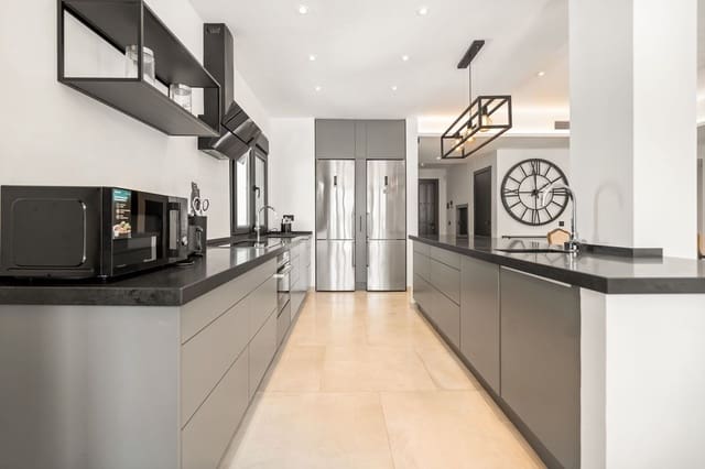 4 bedroom Villa for sale in Marbesa, Marbella - € 2,499,000 (Ref: 9334272)