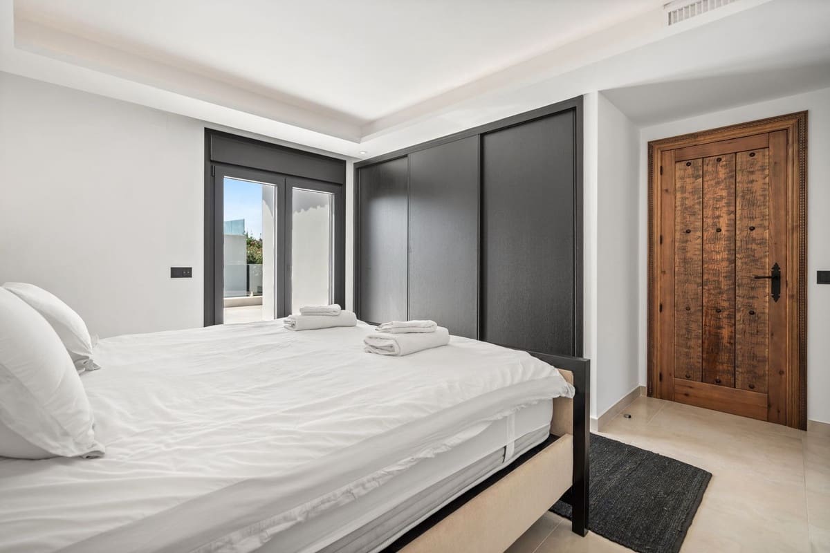 4 bedroom Villa for sale in Marbesa - € 2,499,000 (Ref: 9334272)