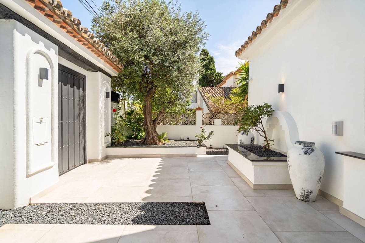 4 bedroom Villa for sale in Marbesa - € 2,499,000 (Ref: 9334272)