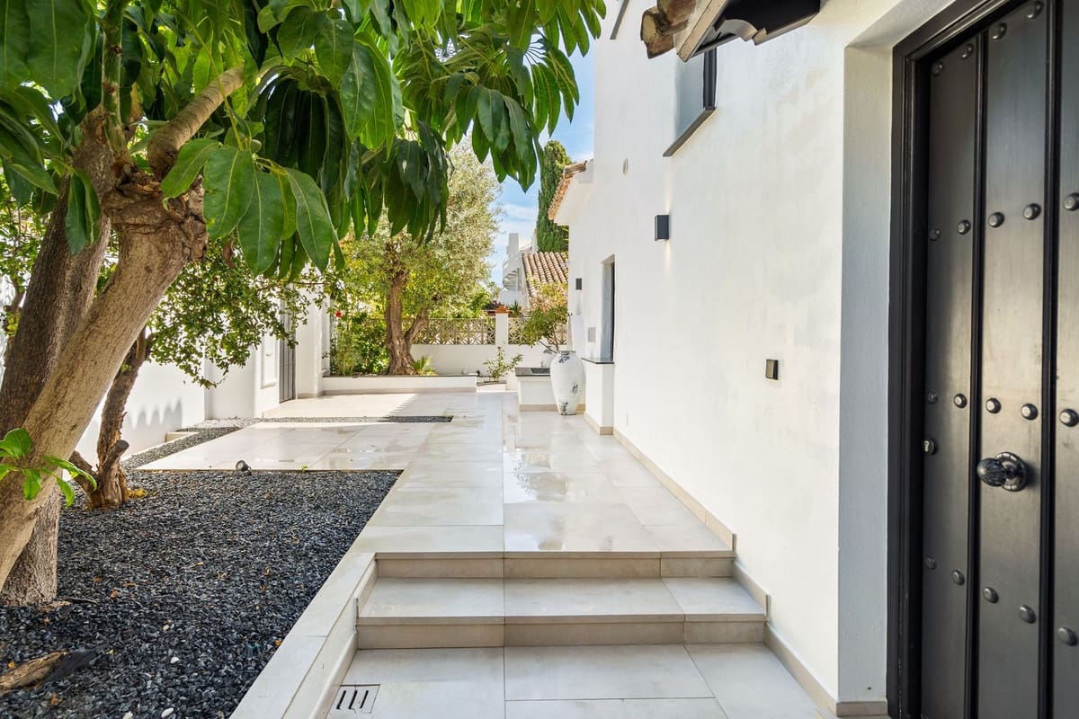 4 bedroom Villa for sale in Marbesa - € 2,499,000 (Ref: 9334272)