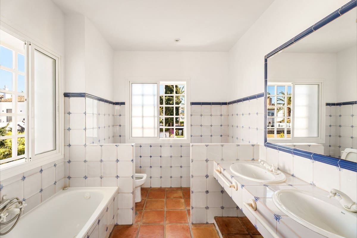 5 sypialnia Willa na sprzedaż w Marbesa z garażem - 2 695 000 € (Ref: 9334273)