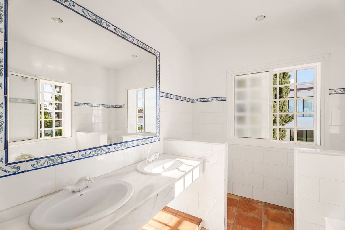 5 soverom Villa til salgs i Marbesa med garasje - € 2 585 000 (Ref: 9334273)