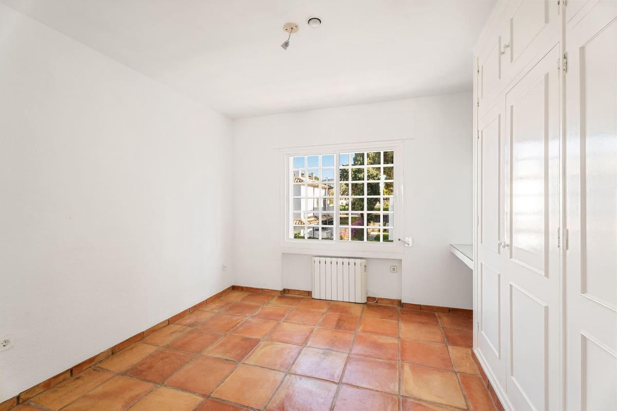 5 bedroom Villa for sale in Marbesa with garage - € 2,585,000 (Ref: 9334273)