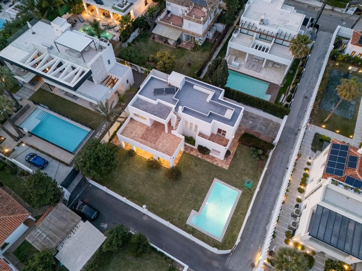 5 bedroom Villa for sale in Marbesa with garage - € 2,585,000 (Ref: 9334273)