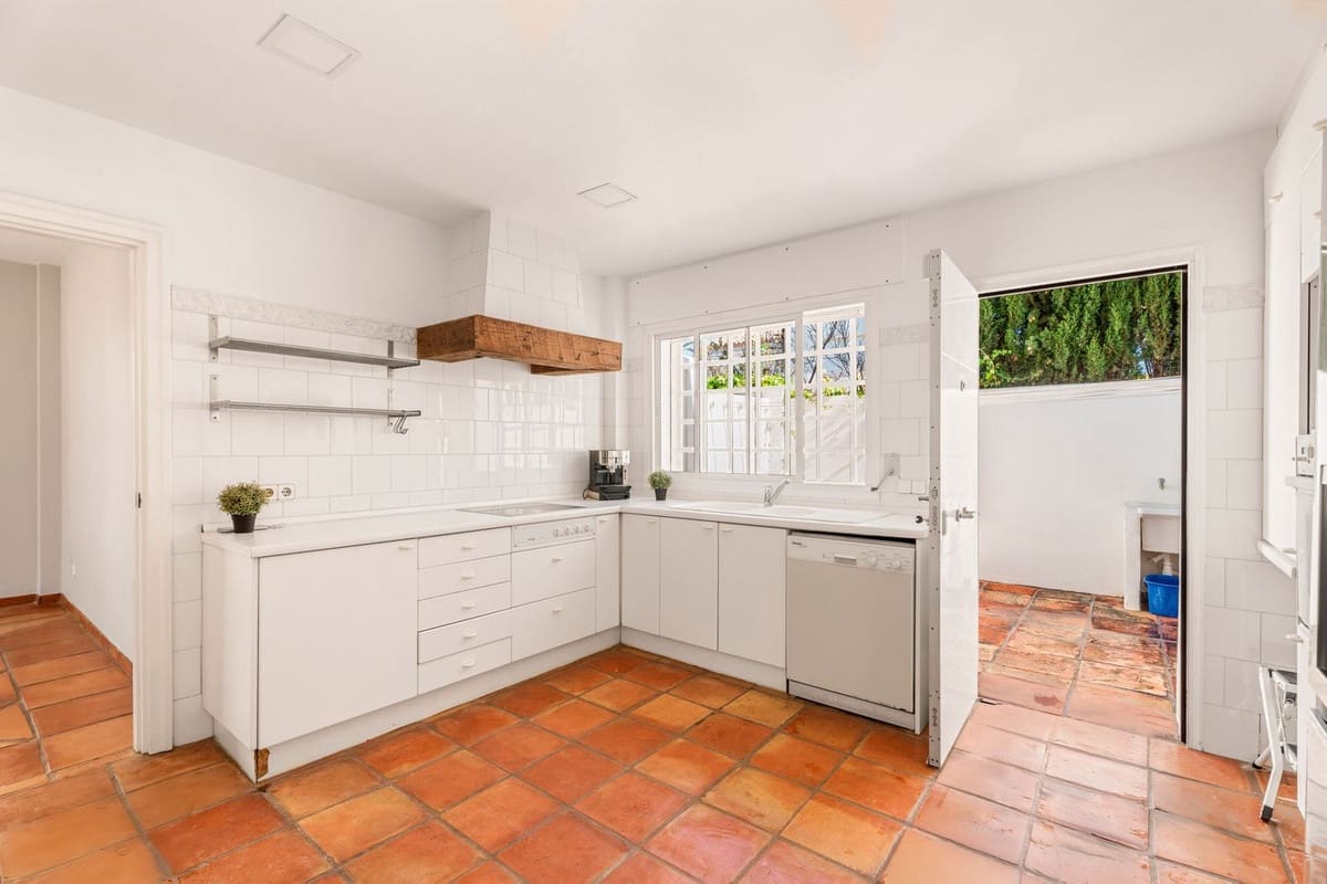 5 soverom Villa til salgs i Marbesa med garasje - € 2 650 000 (Ref: 9334273)