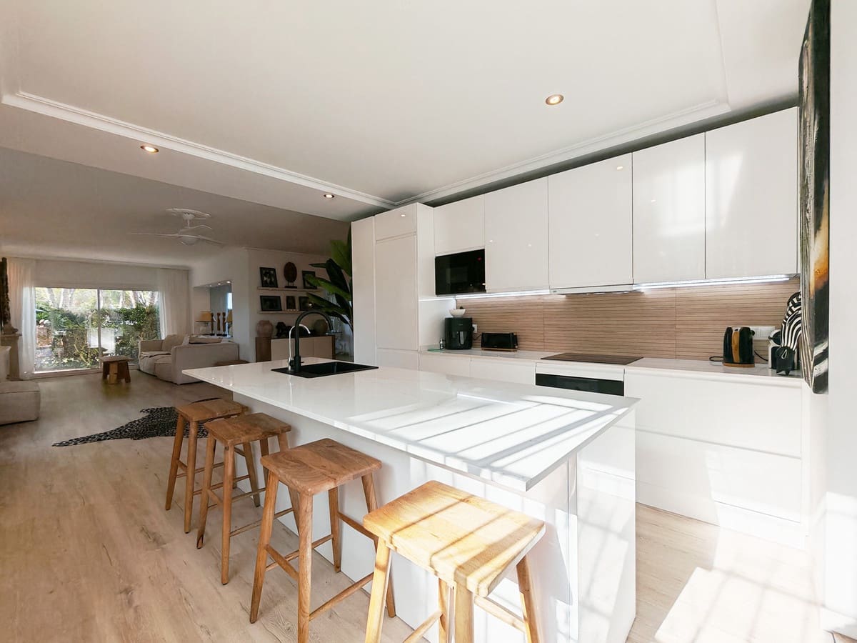 3 bedroom Villa for sale in Las Chapas - € 895,000 (Ref: 9378546)