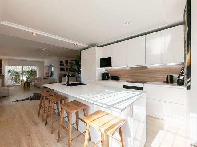 3 soveværelse Villa til salg i Las Chapas, Marbella - € 795.000 (Ref: 9378546)