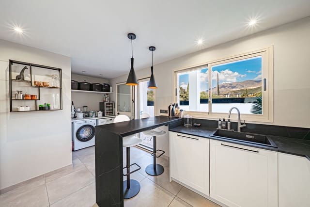 4 soverom Hus til salgs i Estepona Golf, Estepona - € 585 000 (Ref: 9412951)