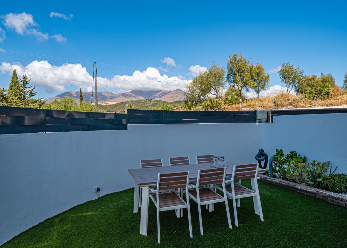 4 soverom Hus til salgs i Estepona - € 585 000 (Ref: 9412951)