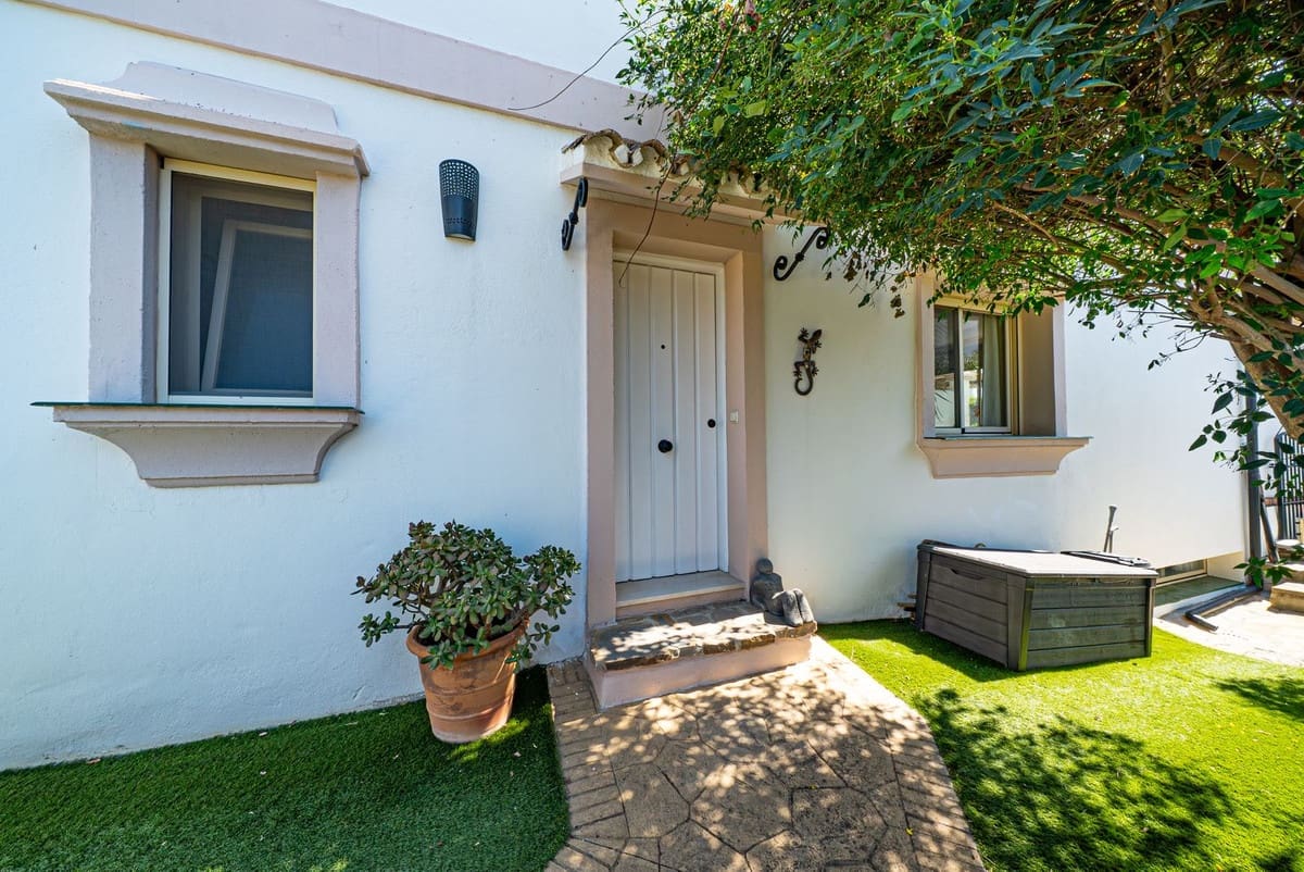 4 soverom Hus til salgs i Estepona - € 585 000 (Ref: 9412951)