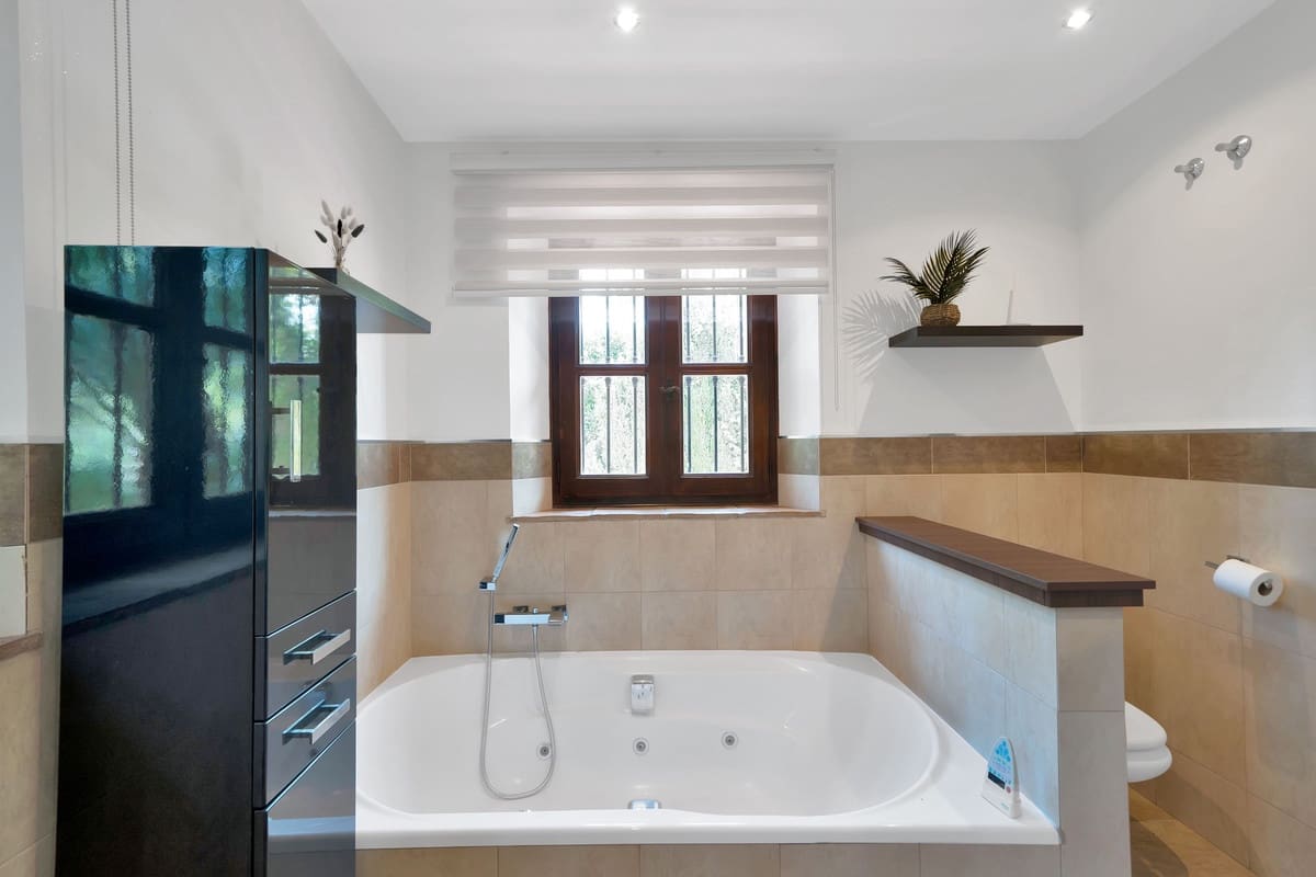 4 bedroom Villa for sale in Estepona - € 2,850,000 (Ref: 9412953)