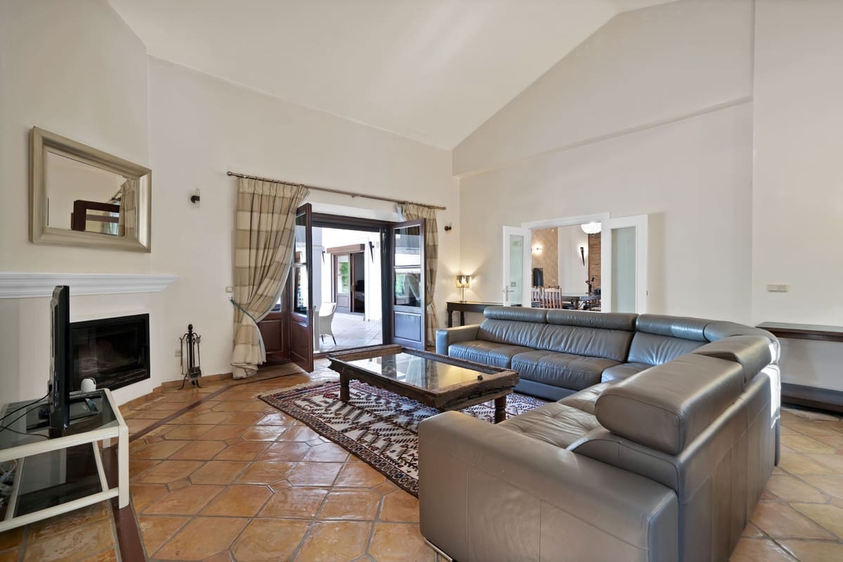 4 bedroom Villa for sale in Estepona - € 2,850,000 (Ref: 9412953)