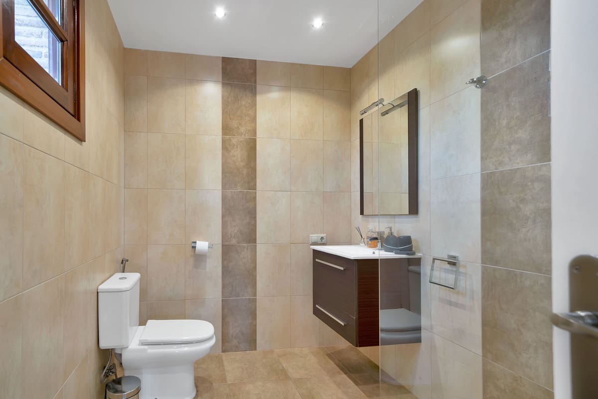 4 bedroom Villa for sale in Estepona - € 2,850,000 (Ref: 9412953)