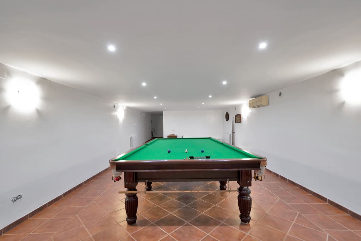 4 bedroom Villa for sale in Estepona - € 2,850,000 (Ref: 9412953)