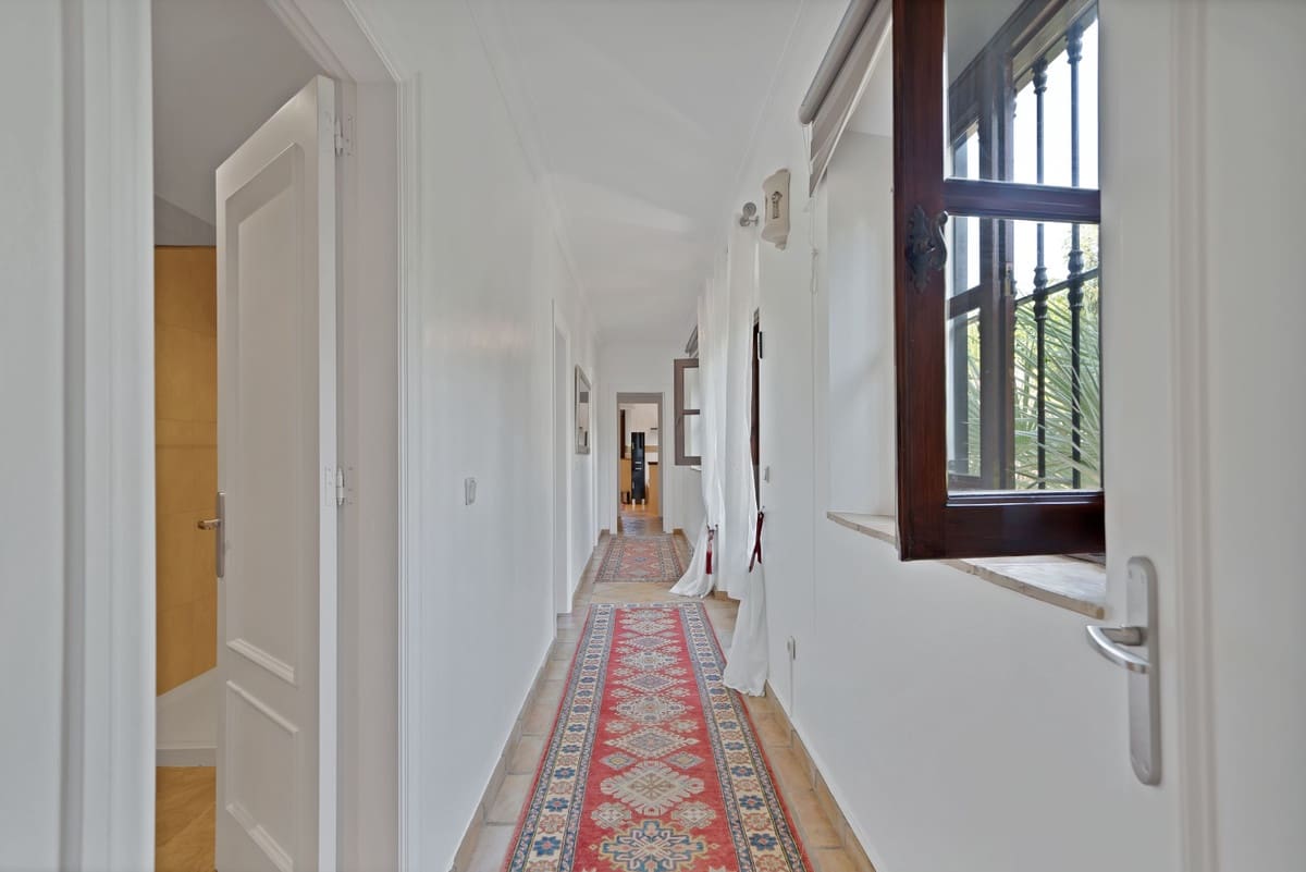 4 bedroom Villa for sale in Estepona - € 2,850,000 (Ref: 9412953)