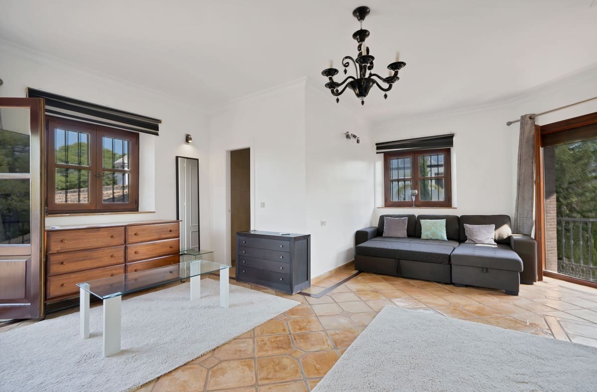 4 bedroom Villa for sale in Estepona - € 2,850,000 (Ref: 9412953)