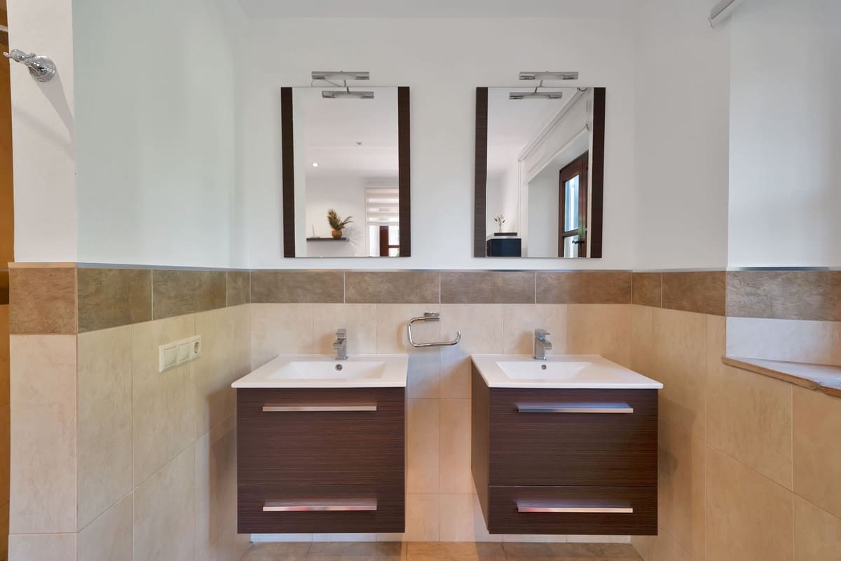 4 bedroom Villa for sale in Estepona - € 2,850,000 (Ref: 9412953)