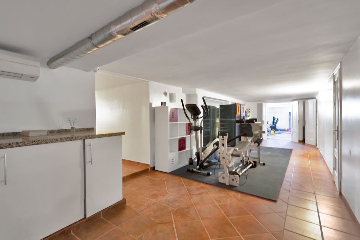 4 bedroom Villa for sale in Estepona - € 2,850,000 (Ref: 9412953)