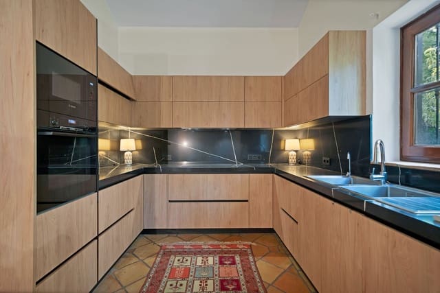 4 bedroom Villa for sale in Estepona - € 2,850,000 (Ref: 9412953)