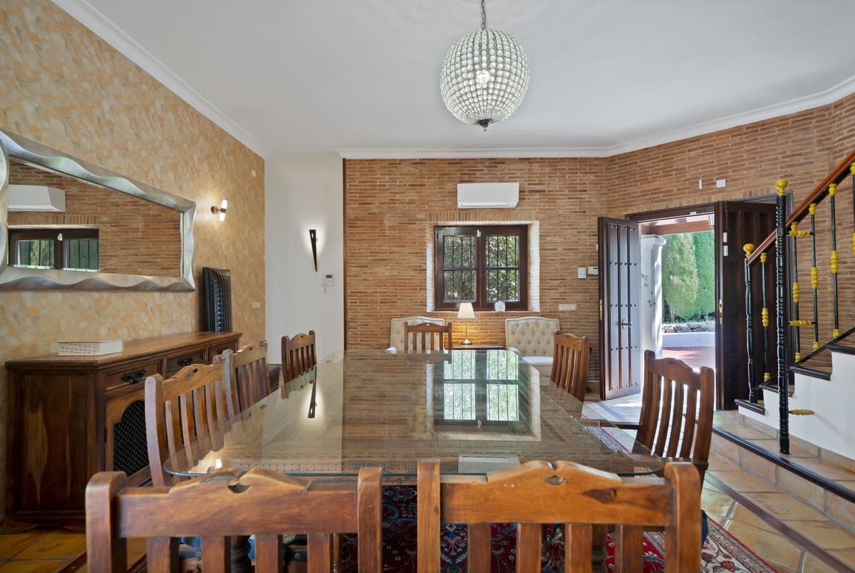 4 bedroom Villa for sale in Estepona - € 2,850,000 (Ref: 9412953)