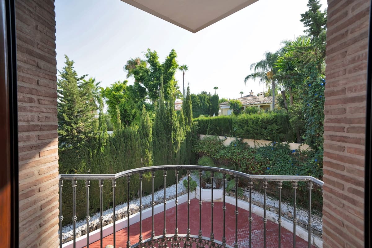 4 bedroom Villa for sale in Estepona - € 2,850,000 (Ref: 9412953)