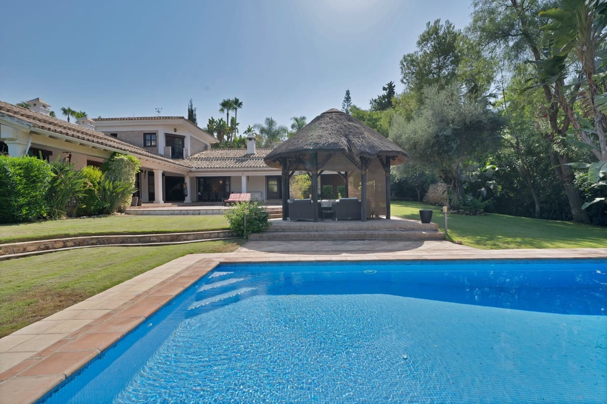 4 bedroom Villa for sale in Estepona - € 2,850,000 (Ref: 9412953)