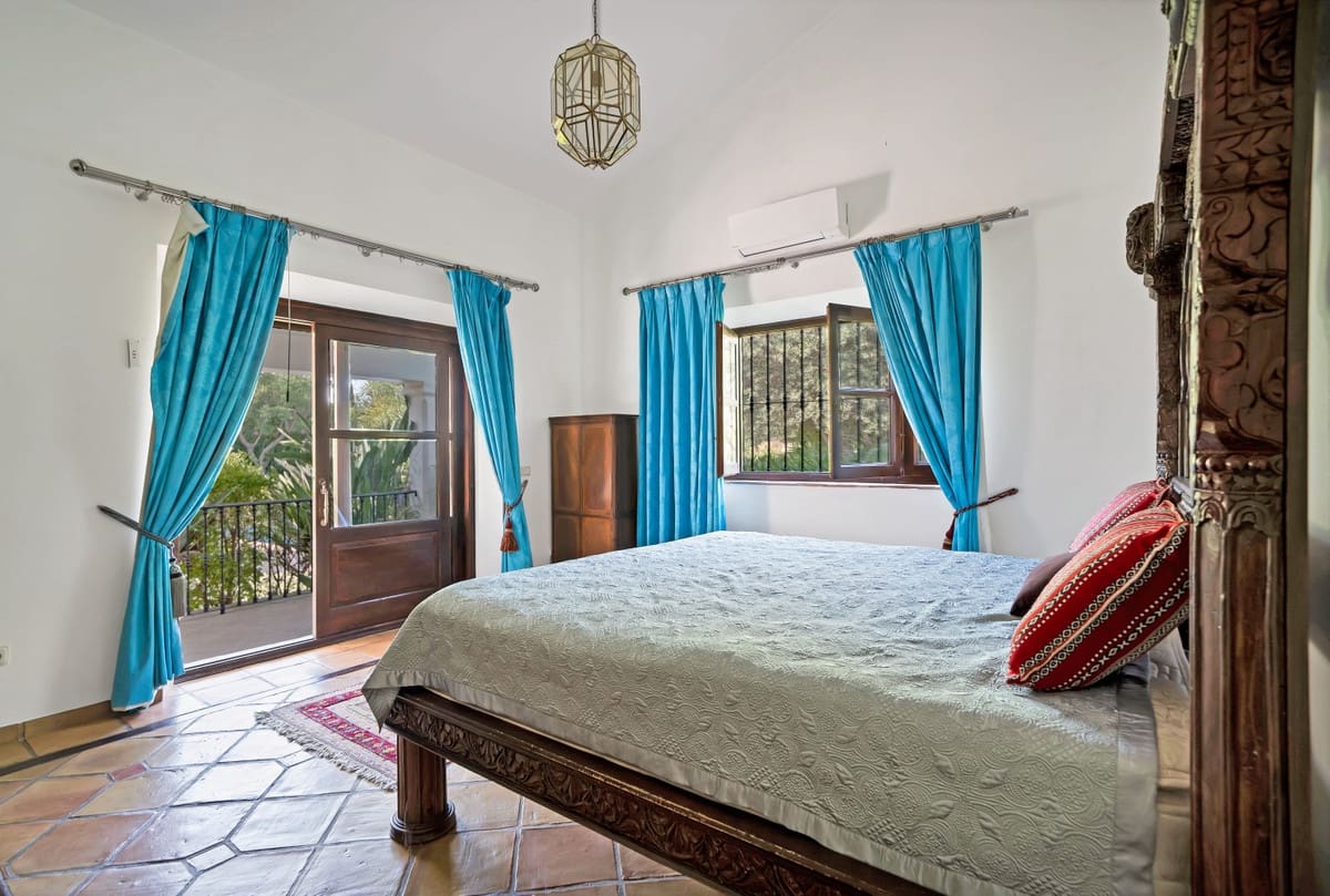 4 bedroom Villa for sale in Estepona - € 2,850,000 (Ref: 9412953)