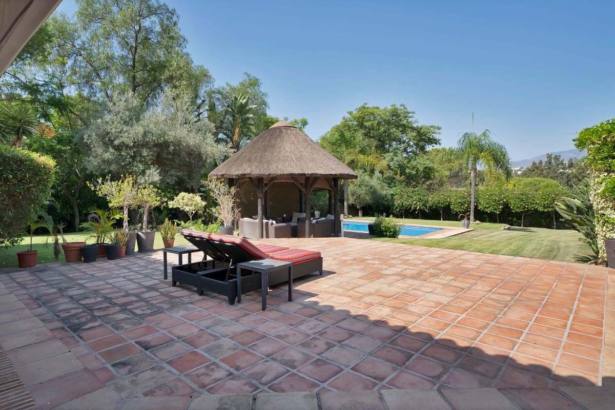 4 bedroom Villa for sale in Estepona - € 2,850,000 (Ref: 9412953)