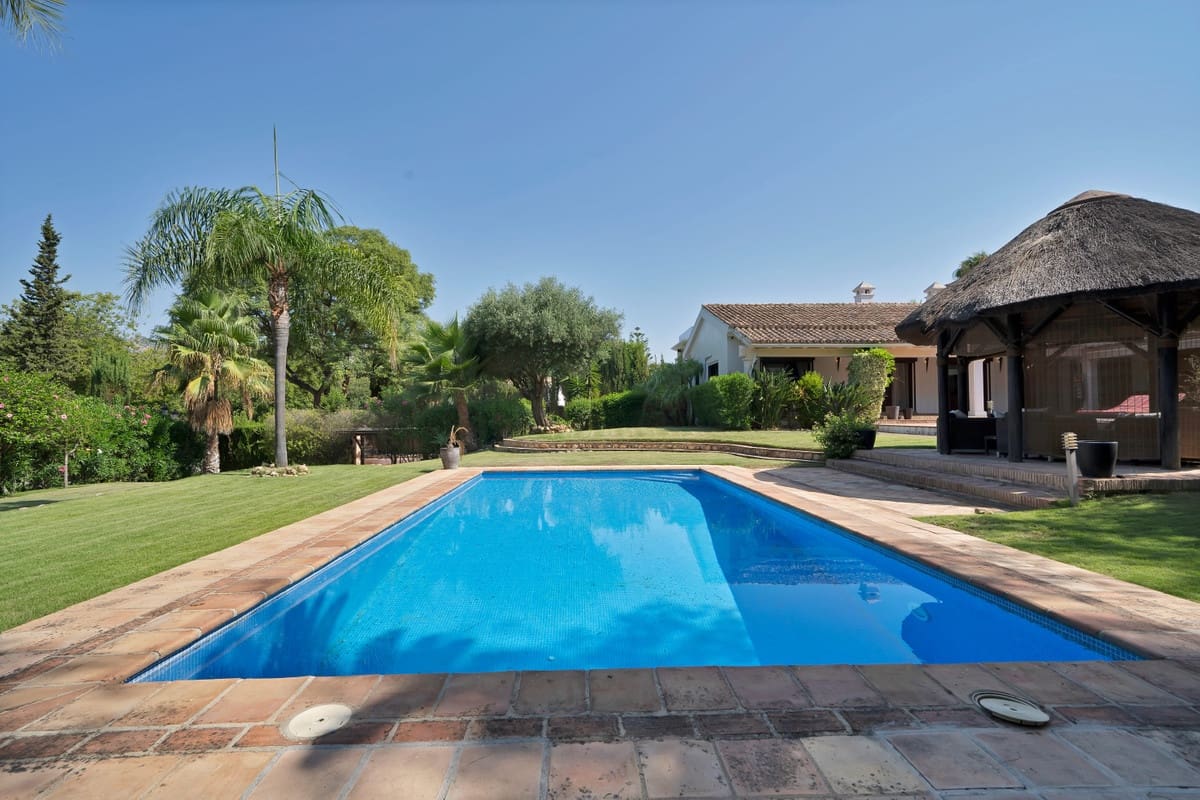 4 bedroom Villa for sale in Estepona - € 2,850,000 (Ref: 9412953)