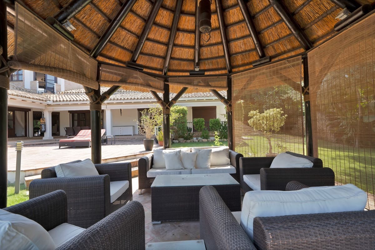 4 bedroom Villa for sale in Estepona - € 2,850,000 (Ref: 9412953)