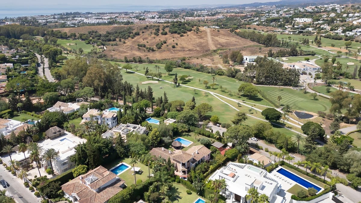 4 bedroom Villa for sale in Estepona - € 2,850,000 (Ref: 9412953)